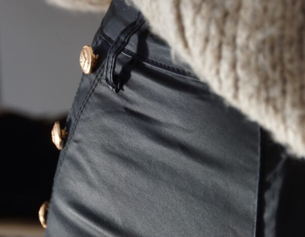 Pantalon en similicuir noir – Image 3