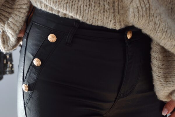 Pantalon en similicuir noir – Image 2