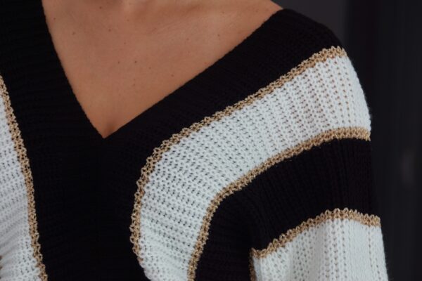 Pull à rayures en col V – Image 3