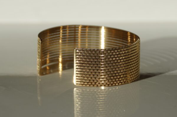Bracelet manchette doré texturé "Cléa"